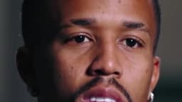 Éder Militão em close, olhando para a câmera