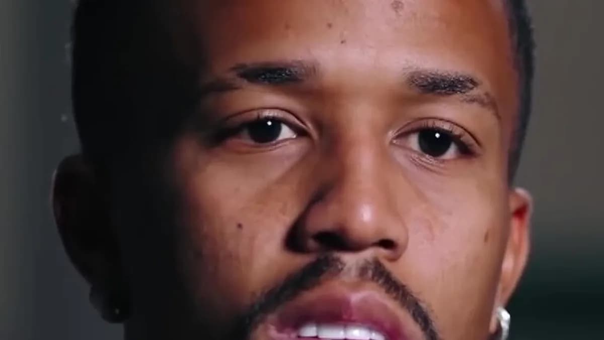 Éder Militão em close, olhando para a câmera