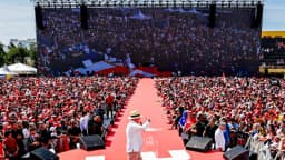 Lula discursa em palanque durante comício de campanha, foto de arquivo do lançamento oficial da campanha em agosto