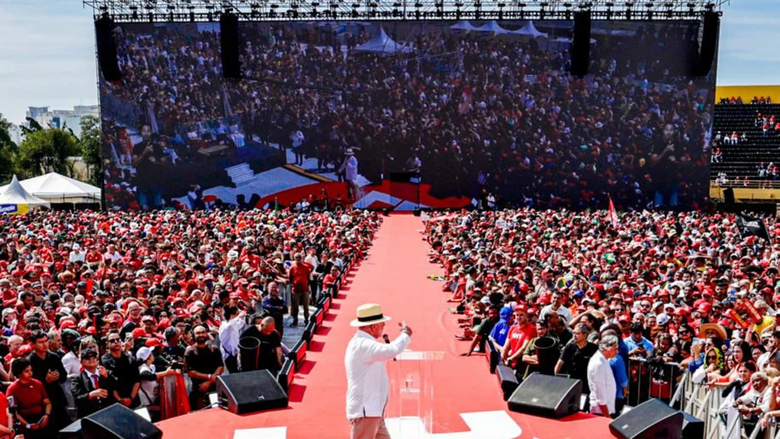 Lula discursa em palanque durante comício de campanha, foto de arquivo do lançamento oficial da campanha em agosto