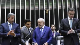 Sessão solene no plenário do Congresso Nacional em Brasília, com autoridades reunidas à mesa