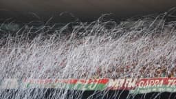 Torcida do Fluminense com serpentinas no Maracanã