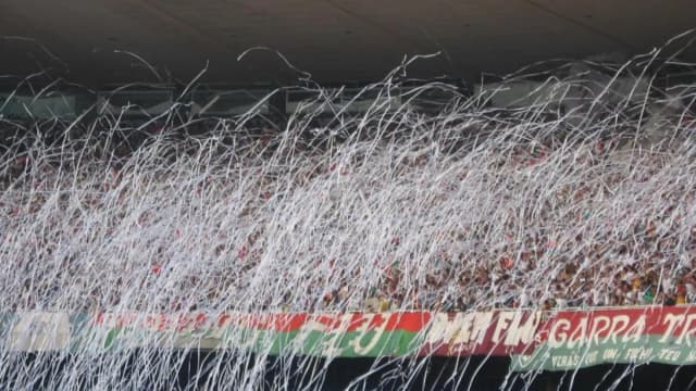 Torcida do Fluminense com serpentinas no Maracanã