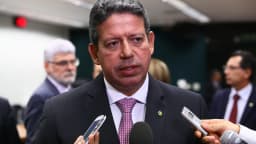 Arthur Lira fala à imprensa cercado de microfones de emissoras