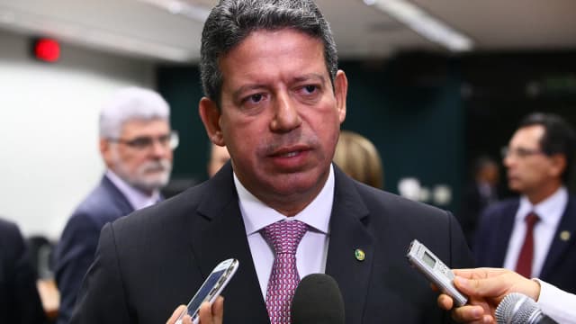 Arthur Lira fala à imprensa cercado de microfones de emissoras
