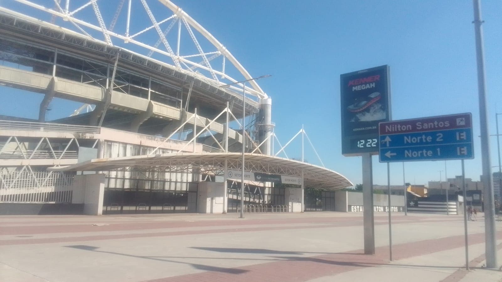 Fachada de acesso do Estádio Nilton Santos, no Rio de Janeiro, com placa de sinalização e escudo do Botafogo, casa do time carioca na Copa Sul-Americana
