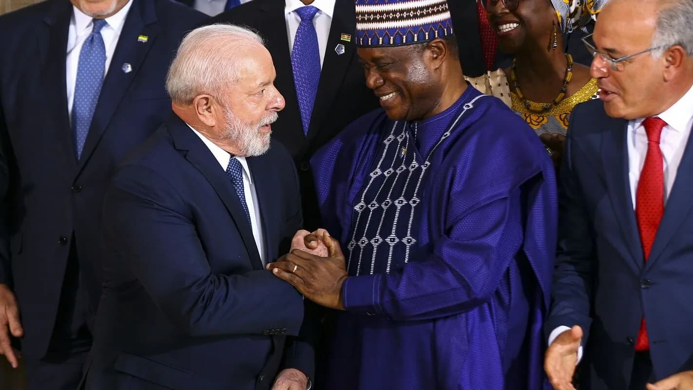 Lula cumprimenta líder africano durante evento oficial no Palácio do Planalto