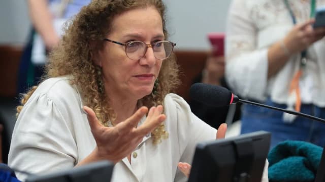 O deputado federal André Janones (Rede-MG) ao lado de outros parlamentares governistas, em evento anterior nos Estados Unidos