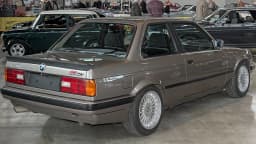 Carro em exposição de veículos, foto ilustrativa do setor automotivo (não é veículo da frota da Movida)