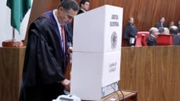 Autoridade da Justiça Eleitoral testa urna eletrônica em cabine de votação oficial