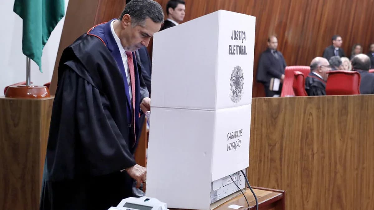 Autoridade da Justiça Eleitoral testa urna eletrônica em cabine de votação oficial