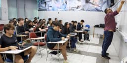 Sala de aula cheia de estudantes se preparando para prova, cena ilustrativa