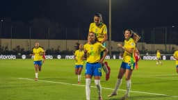 Jogadoras da seleção brasileira sub-17 feminina comemoram em campo