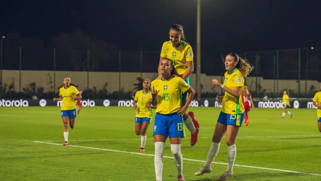 Jogadoras da seleção brasileira sub-17 feminina comemoram em campo