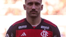 Léo Ortiz, zagueiro do Flamengo, perfilado com uniforme do clube antes de partida