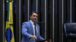Flávio Bolsonaro discursa da tribuna do Plenário do Senado