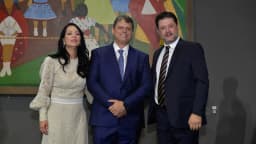 Tarcísio de Freitas recebe cumprimentos ao lado da mulher, Cristiane Freitas, em cerimônia de posse como governador de São Paulo