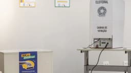 Cabine de votação eleitoral em seção de votação no Brasil