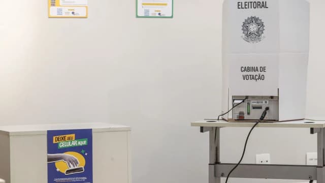 Cabine de votação eleitoral em seção de votação no Brasil