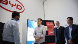 Comitiva visita a fábrica da BYD, montadora chinesa que avança no mercado automotivo brasileiro