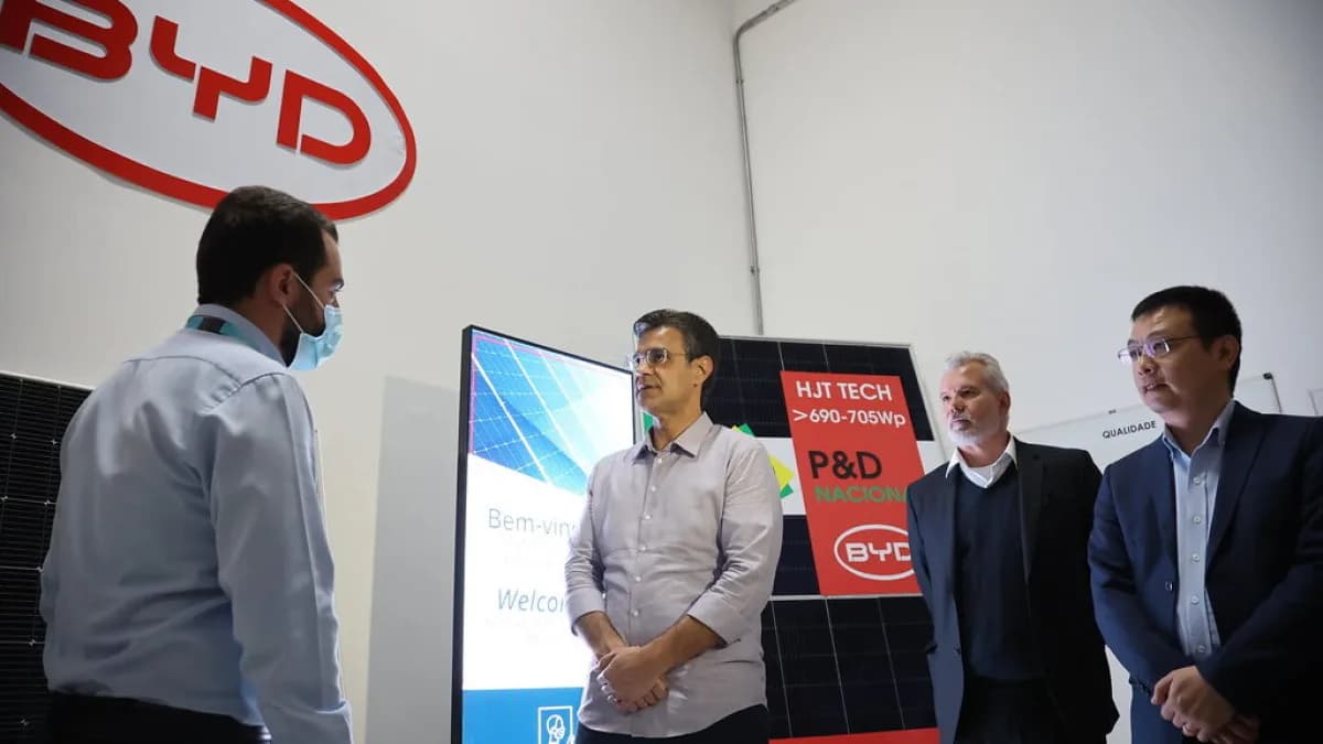 Comitiva visita a fábrica da BYD, montadora chinesa que avança no mercado automotivo brasileiro