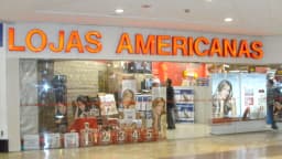 Fachada de loja da Americanas com vitrine iluminada (foto de arquivo)