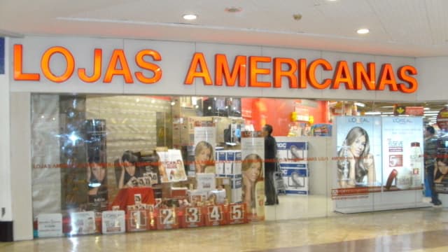 Fachada de loja da Americanas com vitrine iluminada (foto de arquivo)
