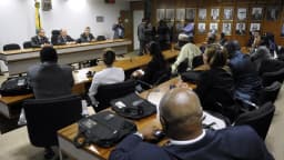 Reunião em sala com delegação observando o processo eleitoral brasileiro