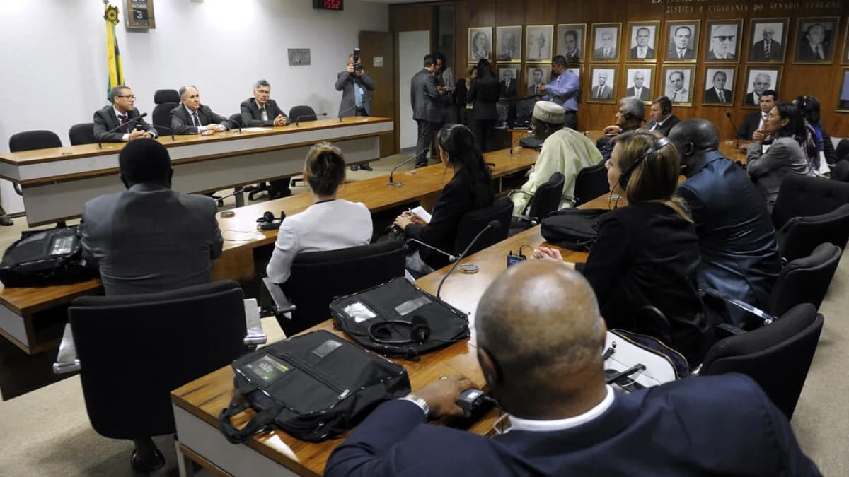 Reunião em sala com delegação observando o processo eleitoral brasileiro