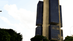 Fachada do prédio do Banco Central em Brasília, visto de baixo para cima