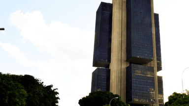 Fachada do prédio do Banco Central em Brasília, visto de baixo para cima
