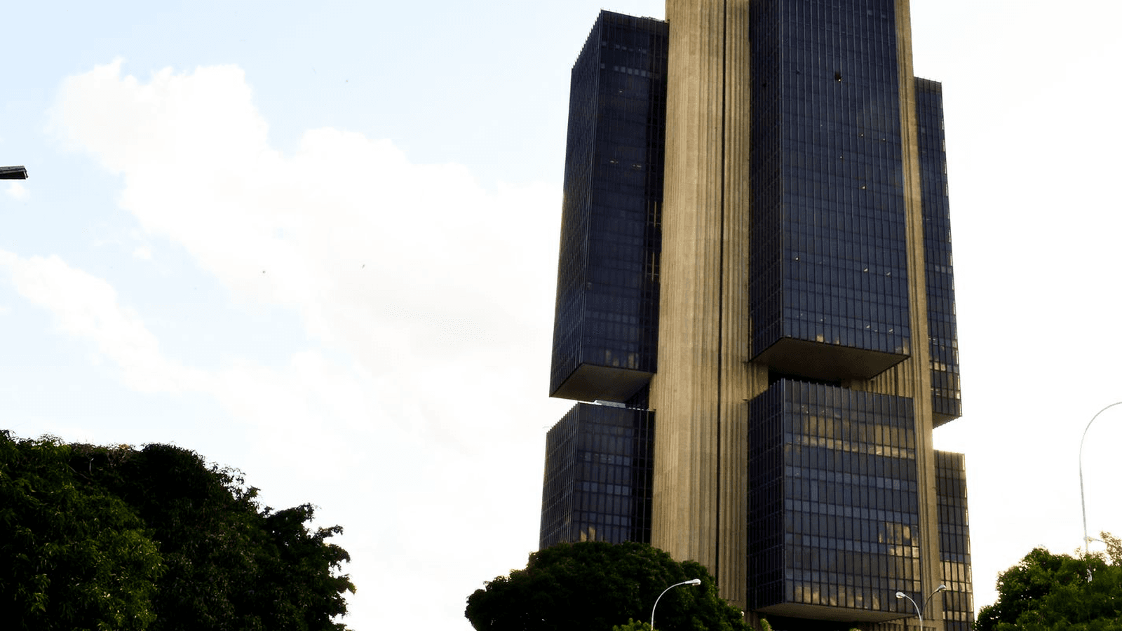 Fachada do prédio do Banco Central em Brasília, visto de baixo para cima