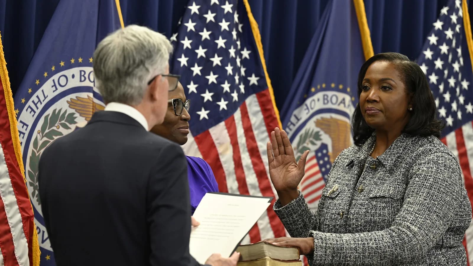 Lisa Cook presta juramento de posse no Federal Reserve, com a mão sobre a Bíblia