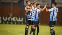 Jogadores do Grêmio comemoram gol em campo (foto de arquivo)