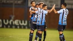 Jogadores do Grêmio comemoram gol em campo (foto de arquivo)
