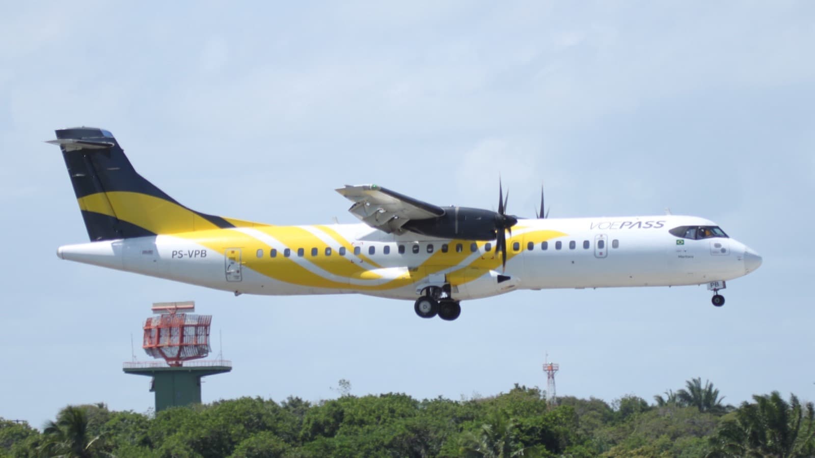 Avião da Voepass com matrícula PS-VPB, o mesmo que caiu em Vinhedo, pousando em aeroporto antes do acidente