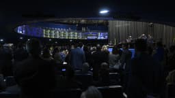 Plenário do Senado Federal lotado durante sessão deliberativa, com senadores em pé e painel de votação ao fundo