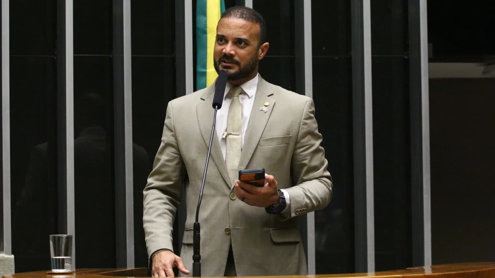O deputado Capitão Alden discursa no plenário da Câmara dos Deputados