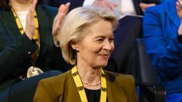Ursula von der Leyen sorri durante cerimônia em Aachen, na Alemanha