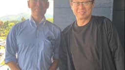 Takeshi Okada ao lado de Takanobu Sugiura em evento em Imabari, no Japão