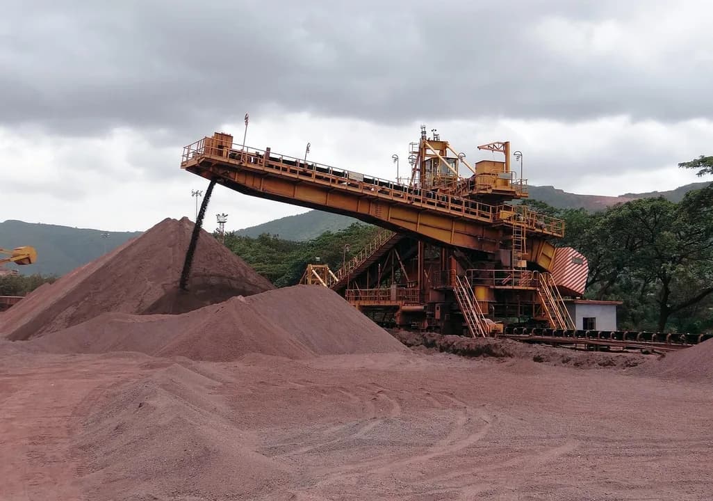 Imagem ilustrativa: mining, iron ore, mine, transport, conveyor, iron, mineral, industrial, pit, opencast, sandur, bellary, karnataka, india, mining, iron ore, iron ore, iron ore,