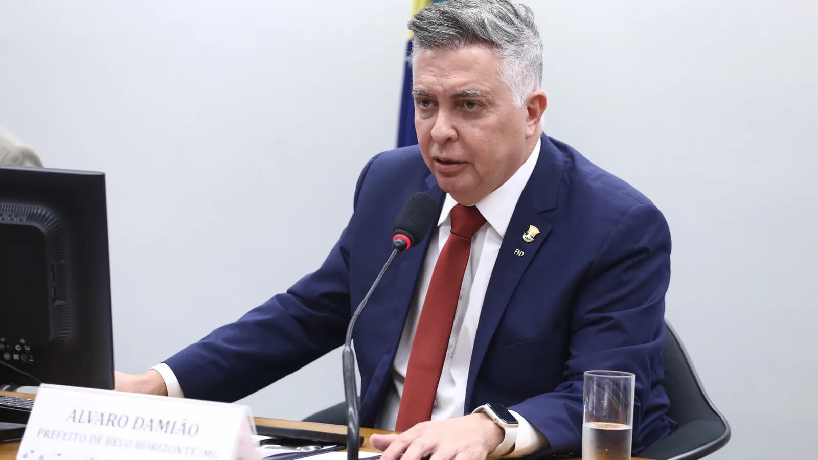 Álvaro Damião, prefeito de Belo Horizonte, fala ao microfone em audiência na Câmara dos Deputados