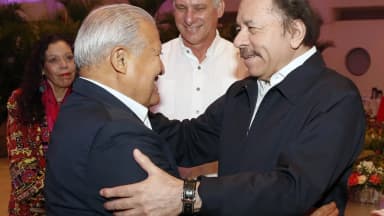 Daniel Ortega, presidente da Nicarágua, sorri ao cumprimentar o ex-presidente salvadorenho Salvador Sánchez Cerén, com Rosario Murillo e Miguel Díaz-Canel ao fundo