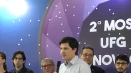 Daniel Vilela discursa ao microfone em evento público, foto de arquivo