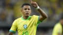 Savinho comemora com a camisa da Seleção Brasileira, apontando para o alto