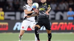Jogador do Vasco disputa a bola com adversário do Botafogo em campo