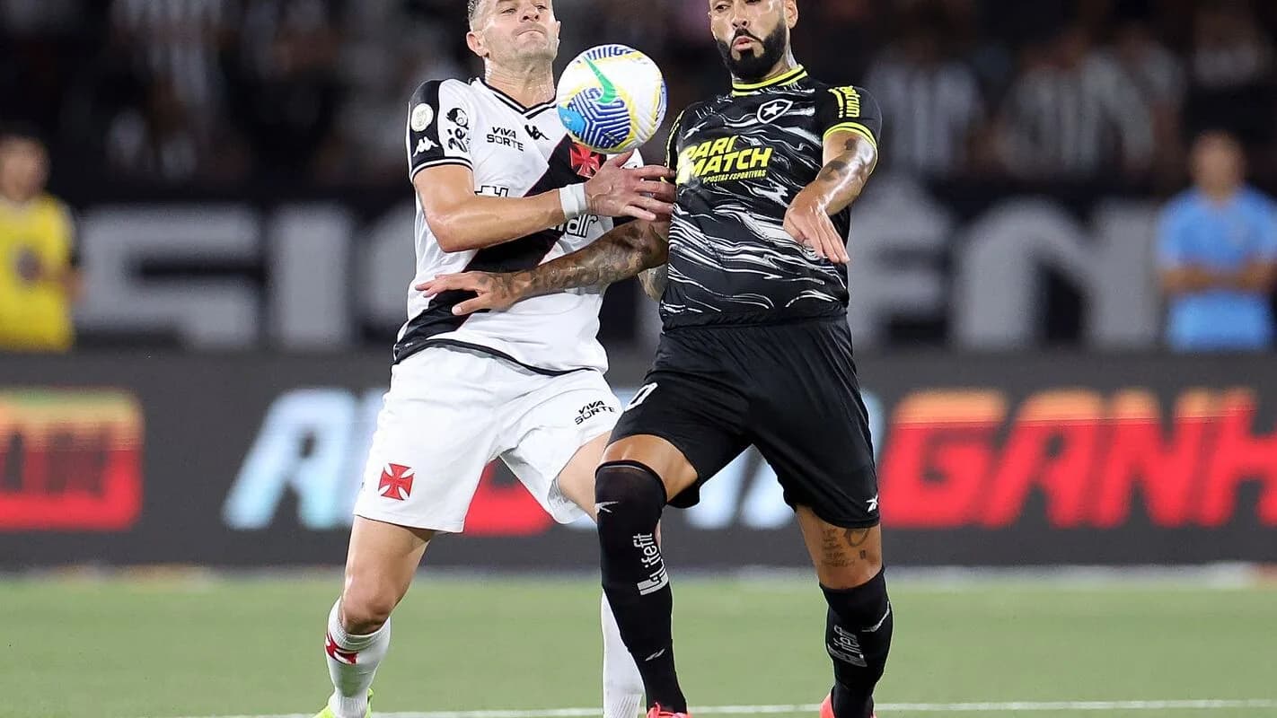 Jogador do Vasco disputa a bola com adversário do Botafogo em campo