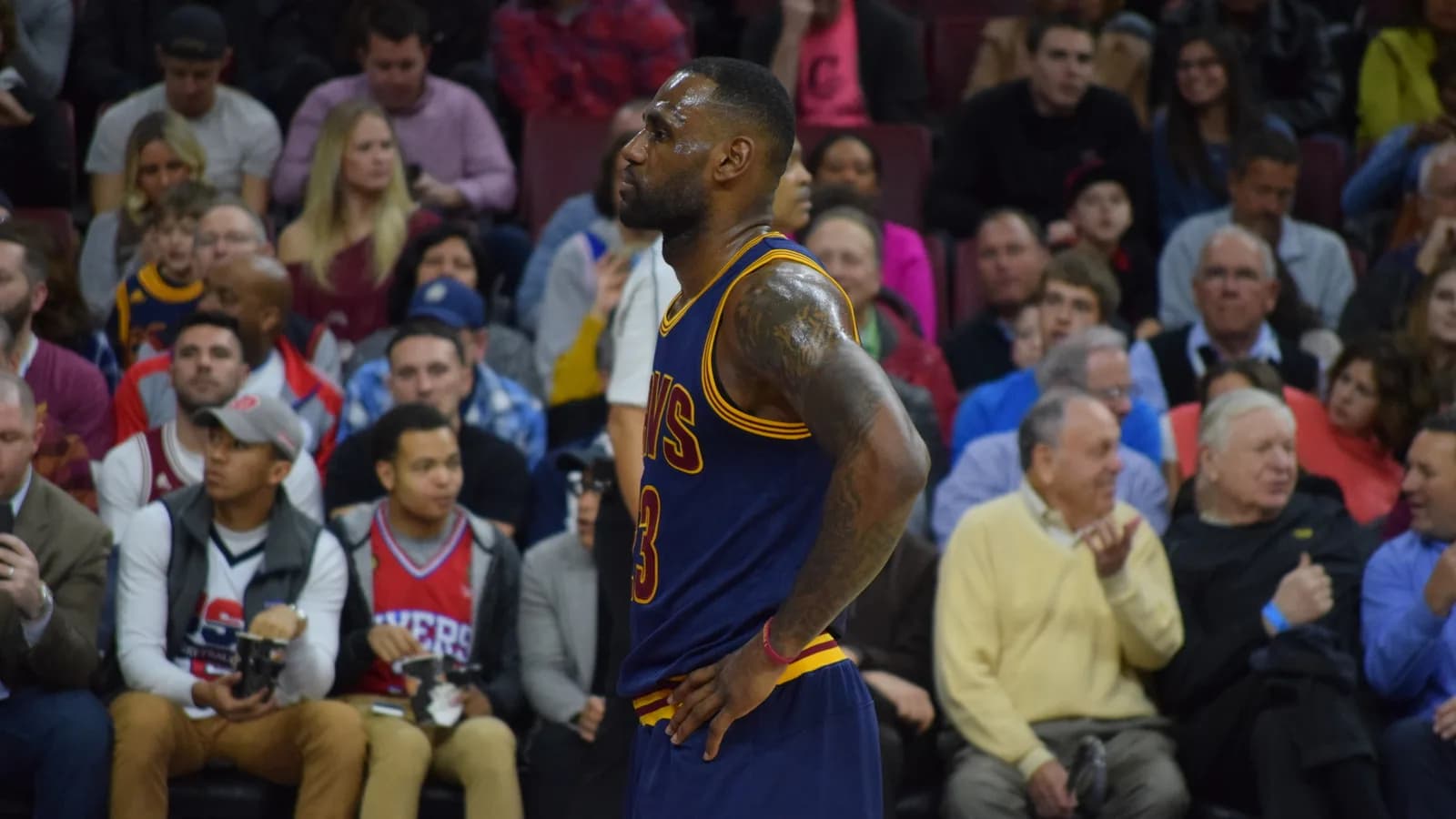 LeBron James em quadra com o uniforme do Philadelphia 76ers