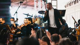 Diogo Nogueira canta com microfone na mão durante show
