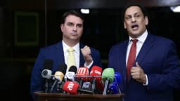 Senador Flávio Bolsonaro concede entrevista coletiva ao lado do advogado Frederick Wassef, foto de arquivo de 2021